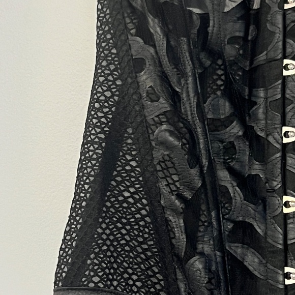 Black Mesh and Lace Corset - Picture 3 of 6